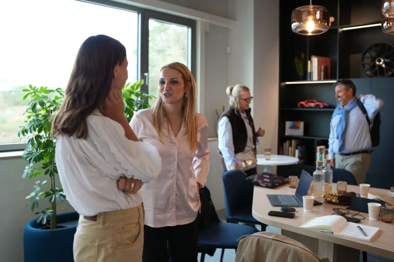 Participantes en discussion lors d’une rencontre de l’Agora des DRH