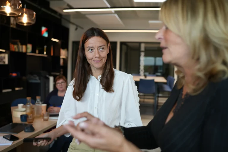 Deux participantes en conversation lors d’une rencontre de l’Agora des DRH