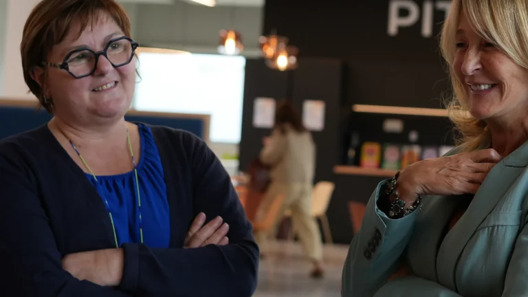 Deux participantes souriantes lors d’une rencontre de l’Agora des DRH